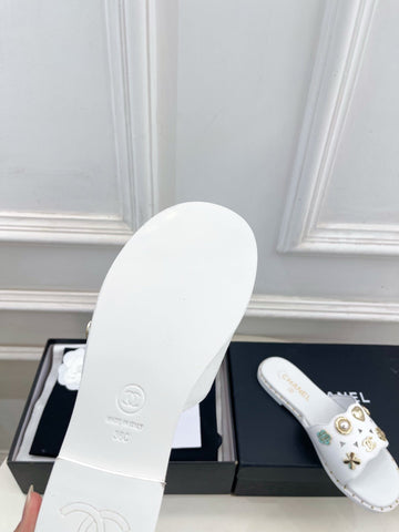 CHANEL 26S FLAT SANDALS IN WHITE LAMBSKIN CHARM-DECORATED