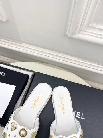 CHANEL 26S FLAT SANDALS IN WHITE LAMBSKIN CHARM-DECORATED
