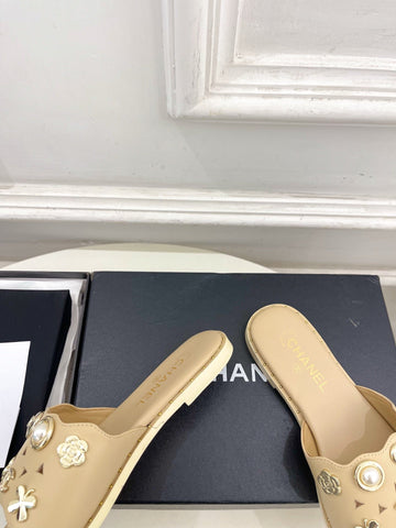 CHANEL 26S FLAT SANDALS IN BEIGE LAMBSKIN CHARM-DECORATED