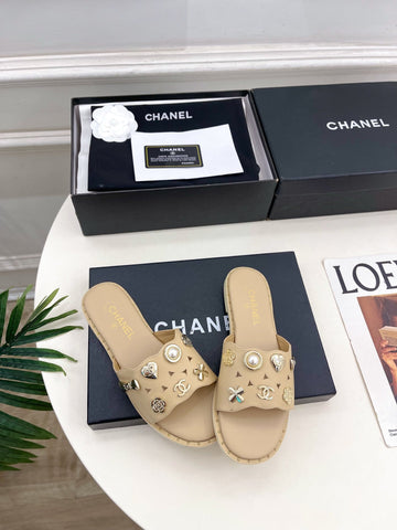 CHANEL 26S FLAT SANDALS IN BEIGE LAMBSKIN CHARM-DECORATED